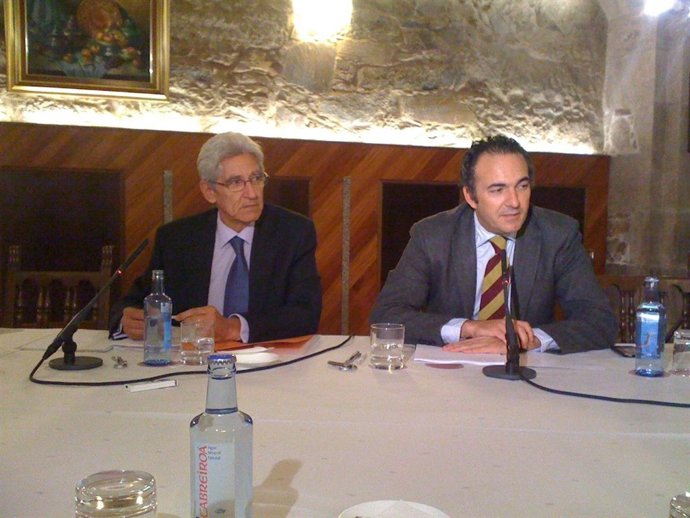 José Ramón Luis-Yagüe (izqda) y Julián Zabala de Farmaindustria.