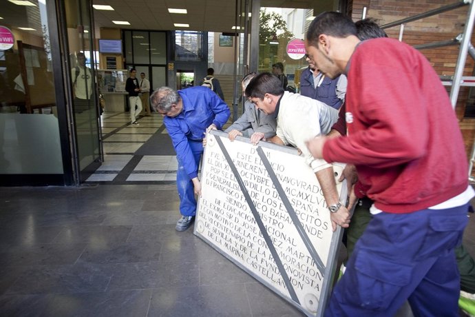 Operarios de la US retirando una placa franquista de la Escuela Politécnica