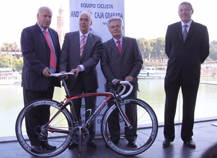 Momento de la presentación del equipo ciclista Andalucía-CajaGranada