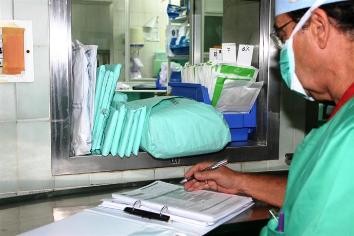 Médico con listado de verificación quirúrgica