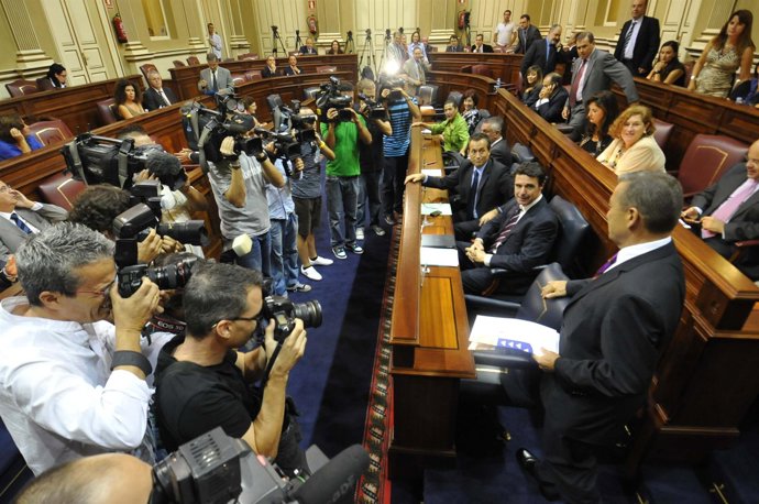 Paulino Rivero llega este miércolesa su escaño en el Parlamento canario, situado