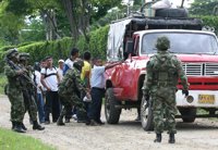 Destituyen a cinco soldados colombianos por torturar a un campesino