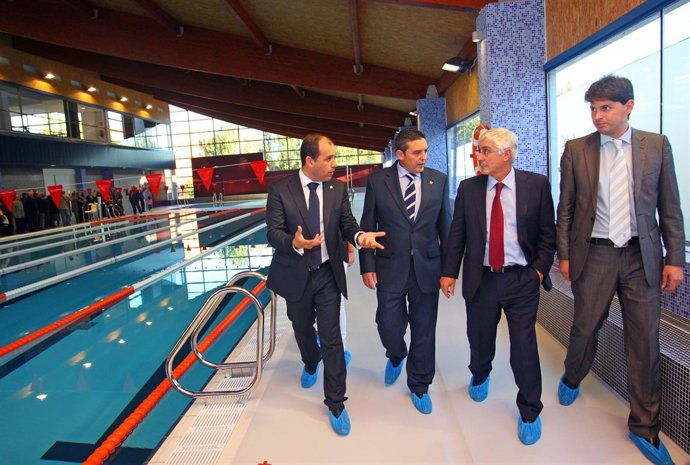 Barreda inaugura una piscina
