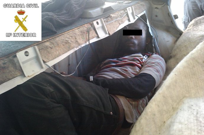 FOTO Y NOTICIA. Localizan A Un Inmigrante En El Doble Fondo De Un Vehículo Que C