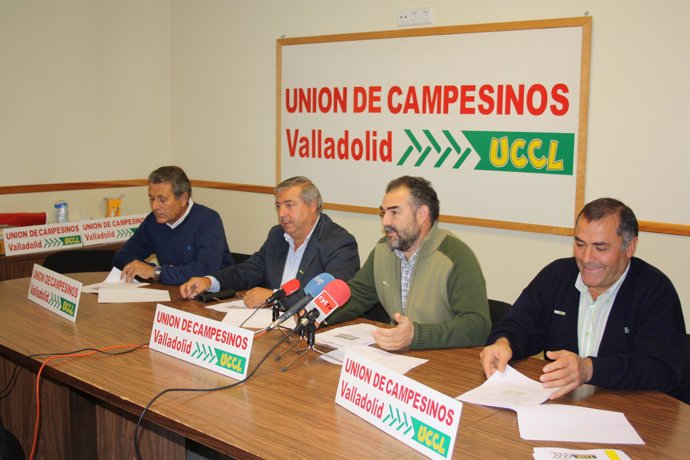 En el centro el coordinador de UCCL, Valentín García