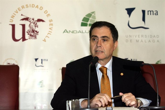 El rector de la US, JOaquín Luque, presentando la resolución CEI