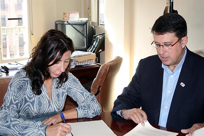 Montes y Blanco durante la firma