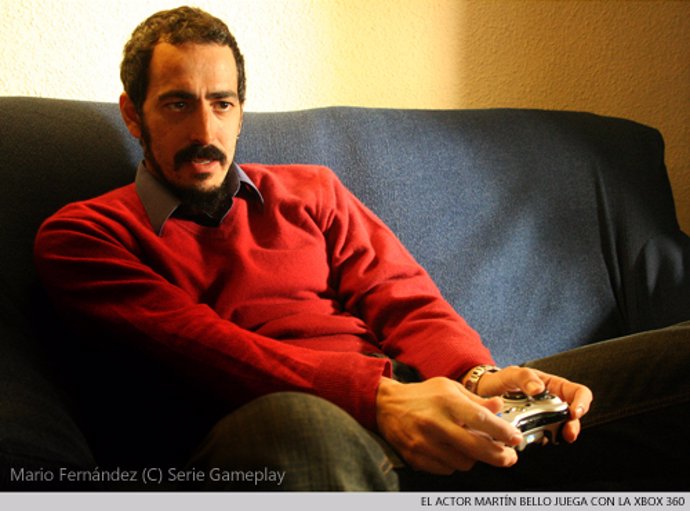 El actor Martín Bello juega con la Xbox 360