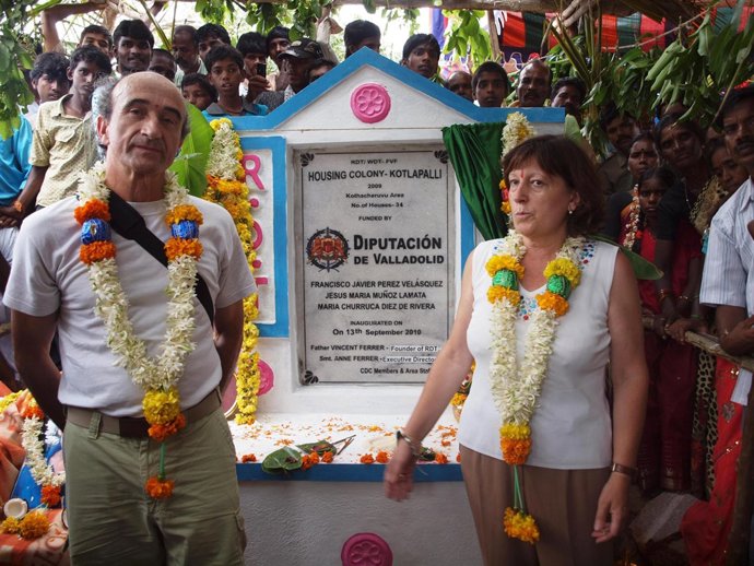 Antonio María Montes Santa Olalla y su mujer, de la FVF, ante la placa de la Dip