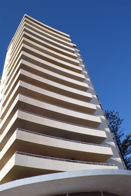 Edificio de viviendas 'Torre del Puerto' en Málaga, de Luis Blanco Soler (1975)