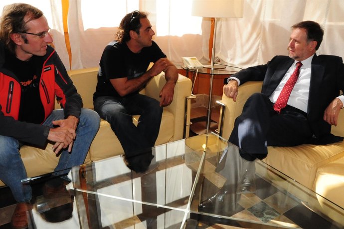 Marcelino Iglesias acompañado por Carlos Pauner y Javier Pérez en el Pignatelli 