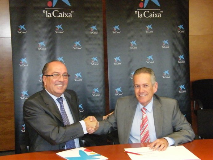 Juan Reguera, director ejecutivo territorial sur de La Caixa,  y Luis Miguel Esc