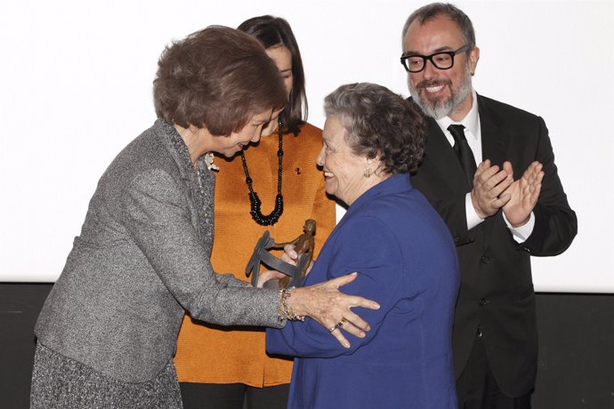 Su Majestad La Reina Entrega A María Galiana El Premio Al Cine Y Los Valore