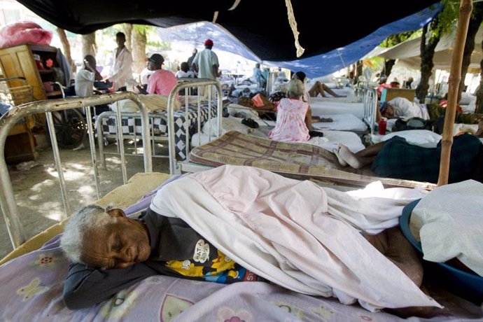 Enfermos de un hospital improvisado en Haití