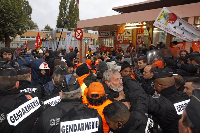 Huelguistas toman el control de la refinería de Grandpuits en Francia