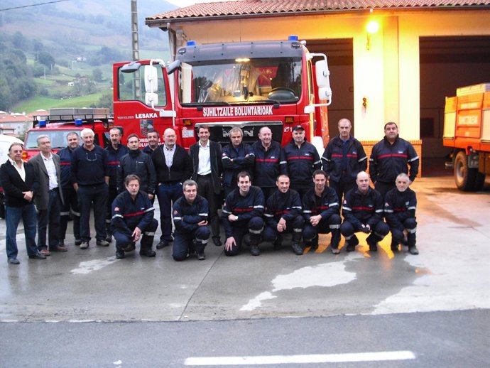 Los bomberos voluntarios de Lesaka, con un nuevo camión.