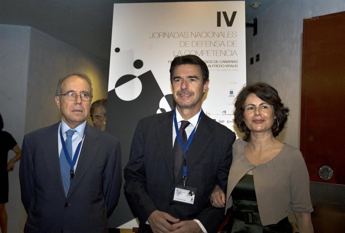 La viceconsejera de Economía del Gobierno canario, Matilde Asián, junto al presi