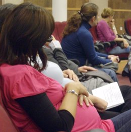 NP: El Hospital De Alicante Reúne A Más De Un Centenar De Embarazadas Para Infor