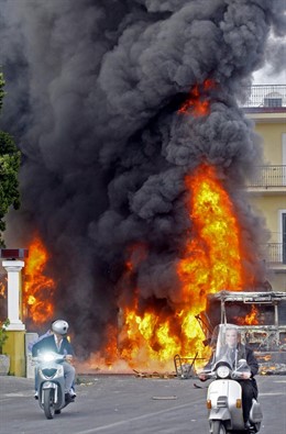 Un camión arde durante las protestas en Nápoles (Italia) por la construcción de 