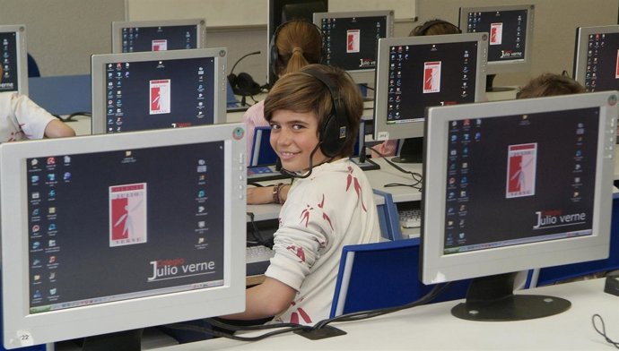 Niño en la sala de ordenadores
