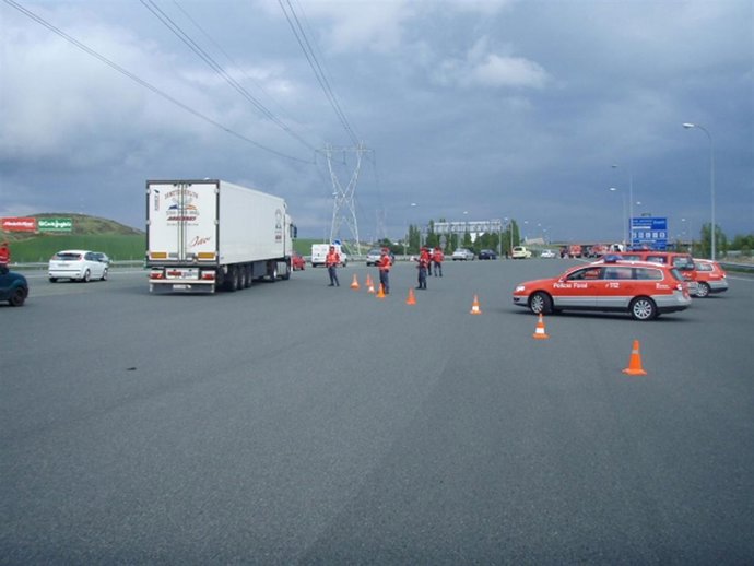 Un control atendido por agentes de la Policía Foral.