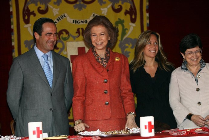 La reina Doña Sofía en la mesa de la Cruz Roja
