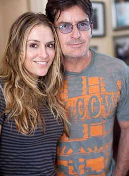 El actor Charlie Sheen y su esposa Brooke Mueller