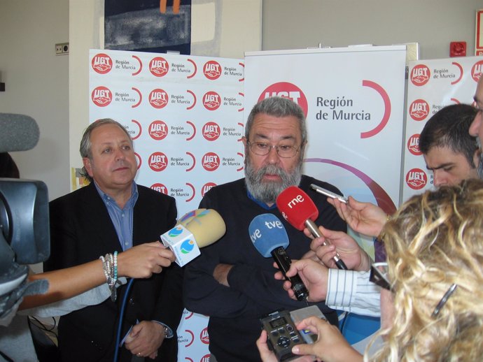 Cándido Méndez atiende a los medios junto al secretario general de UGT en Murcia
