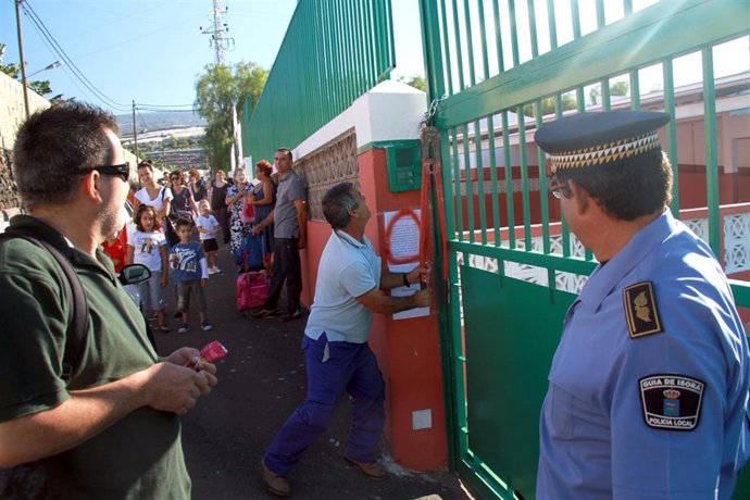 Nota Y Fotos: Los Padres Del Colegio Aponte De Alcalá Volverán A Cerrar El Centr