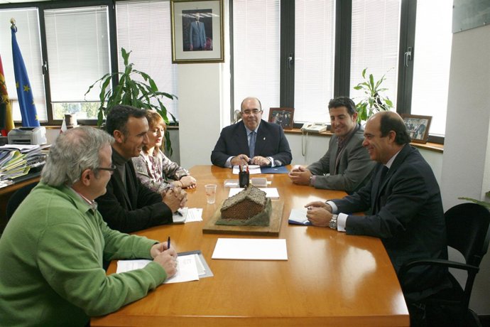 Oria, en el centro, durante la firma del convenio.