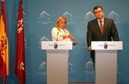 La portavoz del Gobierno regional, María Pedro Reverte, acompañada por el consej