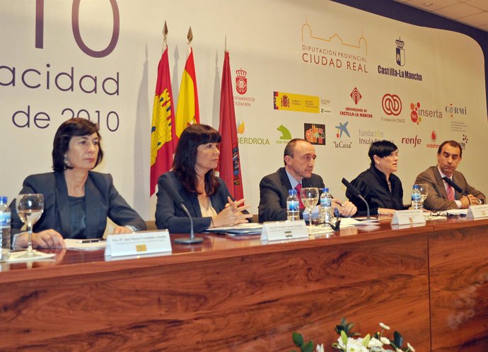 La consejera Ana Fernández (izquierda) en un acto en Ciudad Real