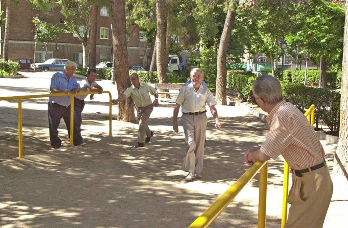 Mayores jugando a la petaca