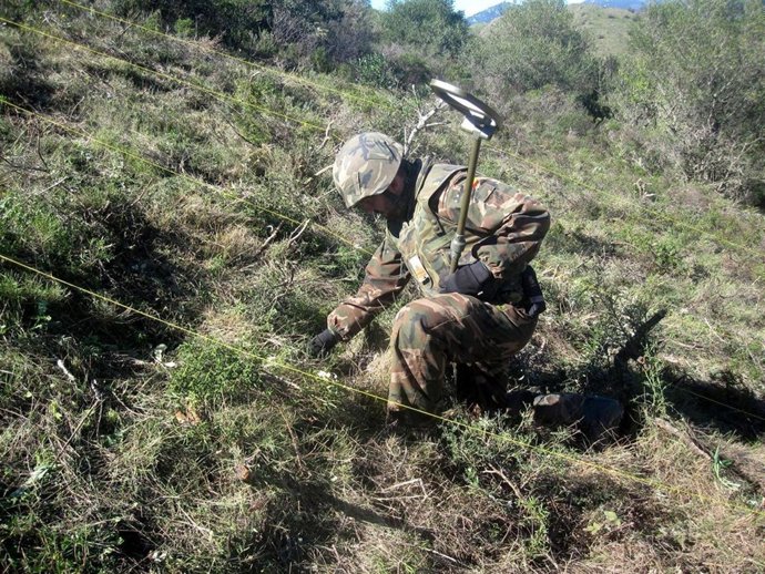 Efectivo del regimiento de Pontoneros de Zaragoza trabajando en campo de maniobr