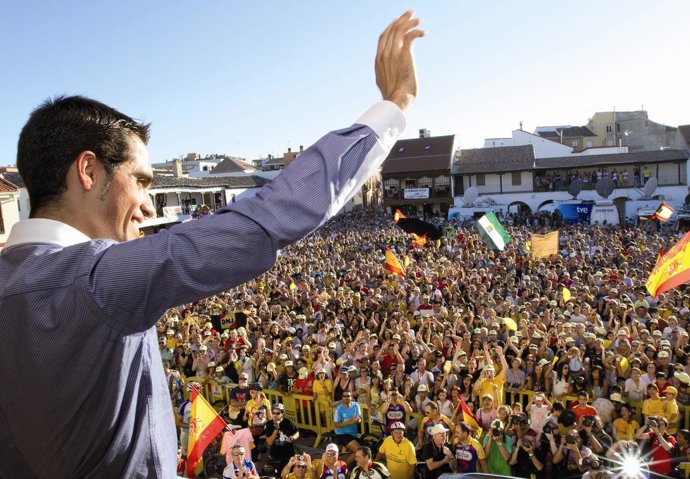 Contador saluda a los aficionados desde el balcón del Ayuntamiento de Pinto