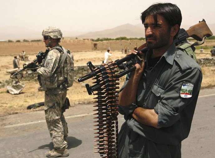 Soldado de EEUU y policía afgano en Afganistán 