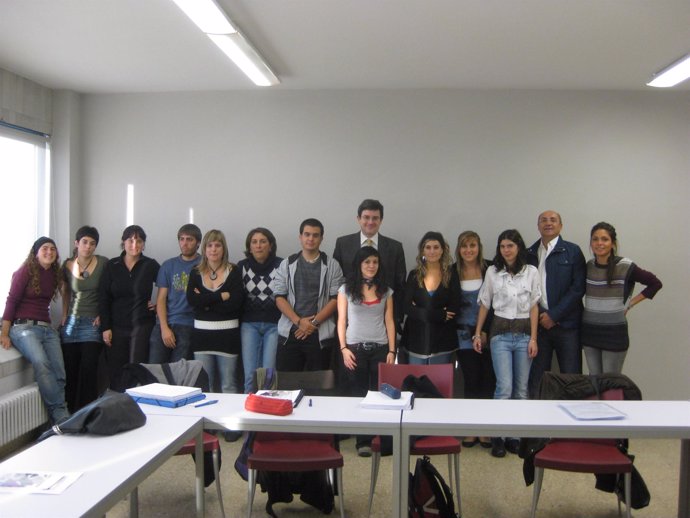 Nota De Prensa: Quince Alumnos De Trabajo Social De La UPNA Visitan La Casa De L