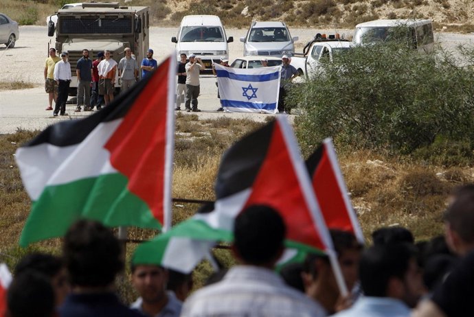 Banderas de Palestina e Israel durante unas protestas 