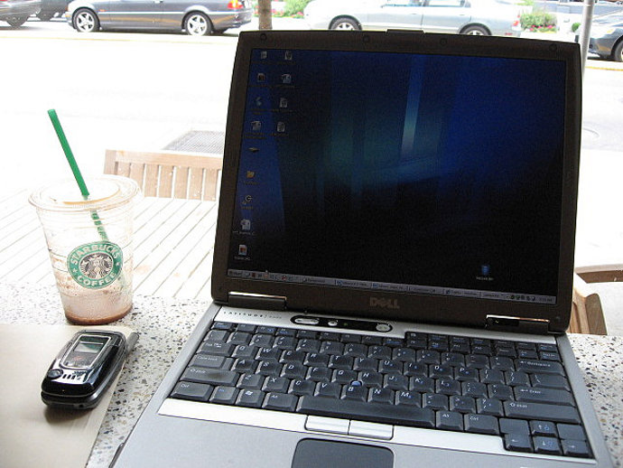 Ordenador portátil en Starbucks.