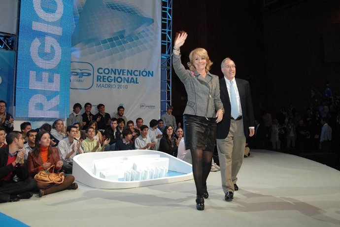 Esperanza Aguirre con Manuel Pizarro durante la Convención