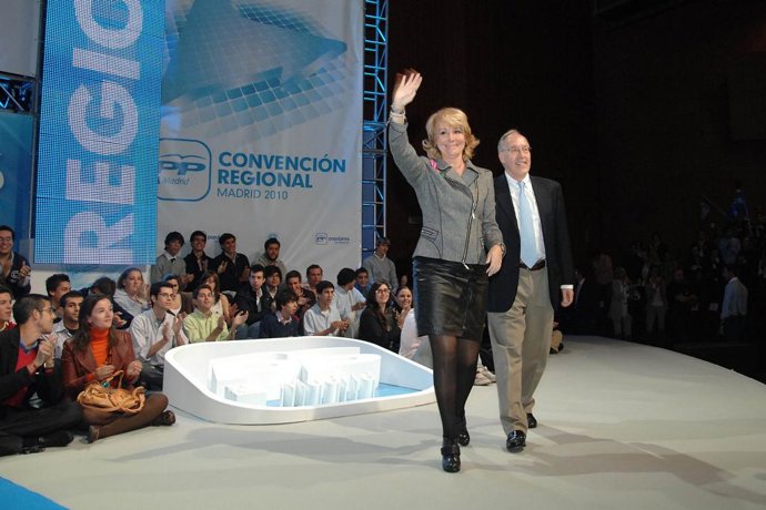 Esperanza Aguirre con Manuel Pizarro durante la Convención