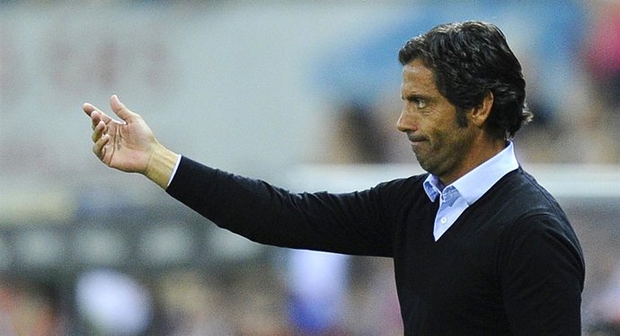 Quique Sanchez Flores dirige a sus jugadores