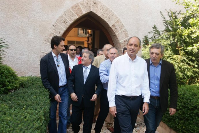 Camps y resto de asistentes ala cto de Anna