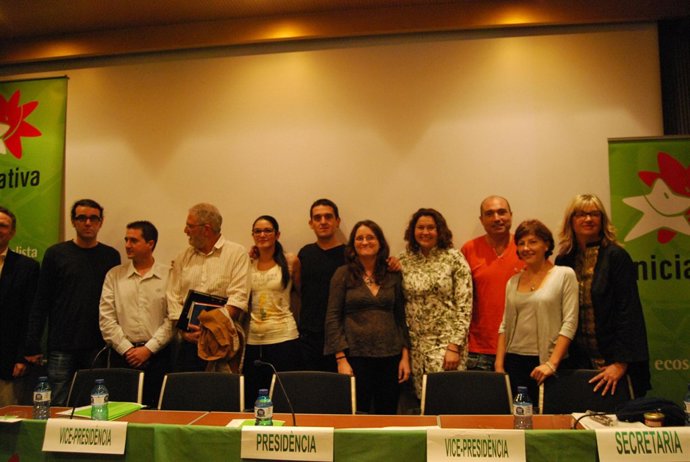 Cabezas de lista de Inicitiva con miembros del partido