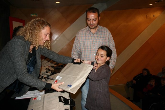 Noemí Martín, a la izquierda