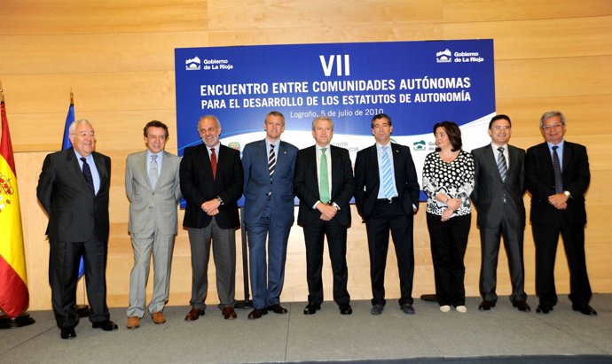 El consejero de la Presidencia, José Antonio de Santiago-Juárez, (segundo por la