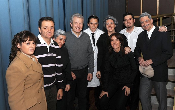Emilio del Río con los miembros del grupo de teatro 'Tagaste'