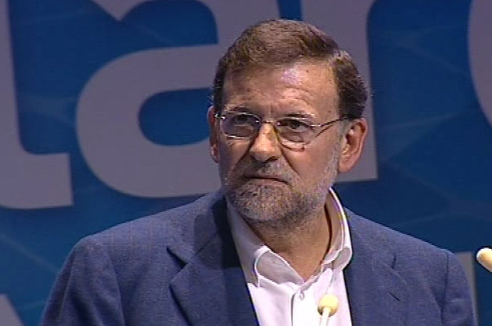 Rajoy dice que el nuevo Gobierno debuta "dando patadas" 