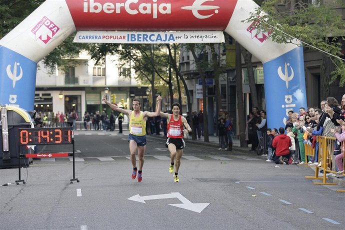 Toni Abadía y Eliseo Martín en la línea de meta de la Carrera Popular
