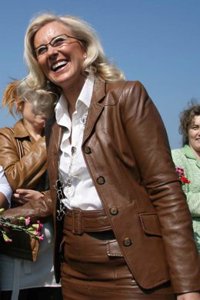 Feijóo erige a Porro en candidata de Vigo contra el "pinocho", "napoleoncito" y "cantautor de insultos" Caballero